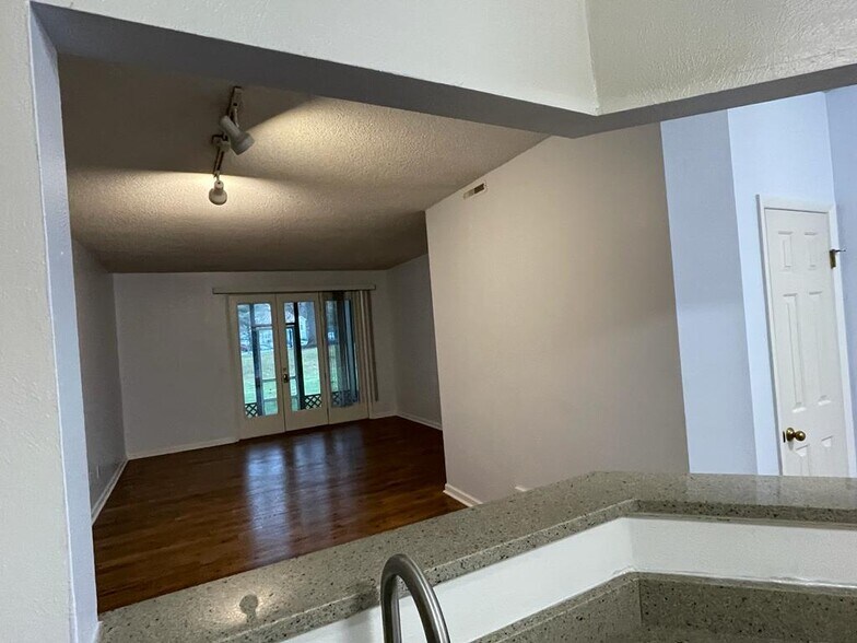 Building Photo - 4803 Foxwood Dr S