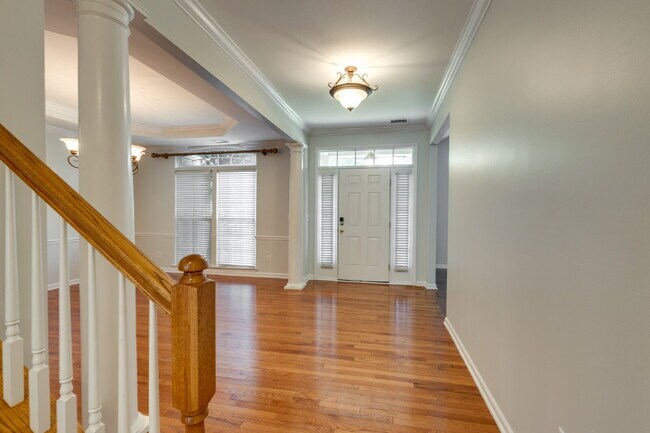 Building Photo - Luxury, Location, and Lifestyle on Rolling...