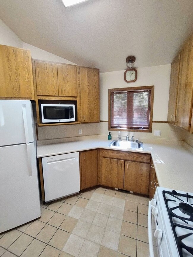 Building Photo - Spacious Downtown Townhome Available Now!
