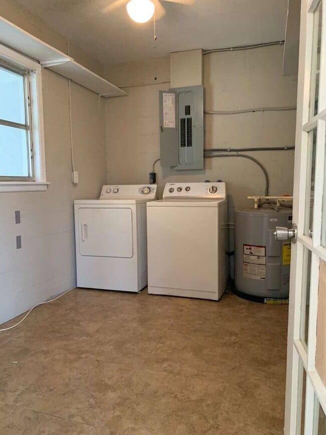 Building Photo - 3 Bedroom 2 Bath Home in Central Gulfport