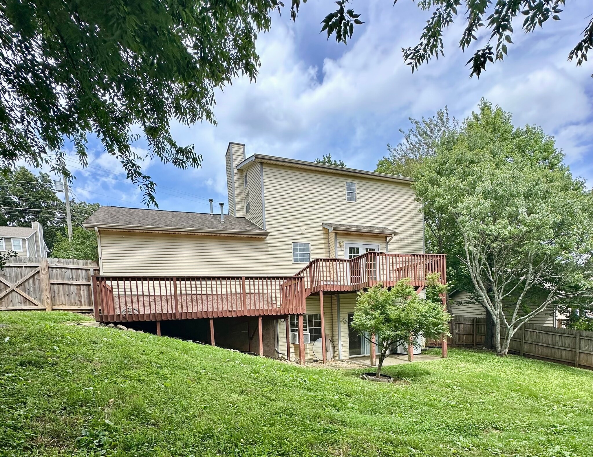 Building Photo - 717 Shady Springs Ln