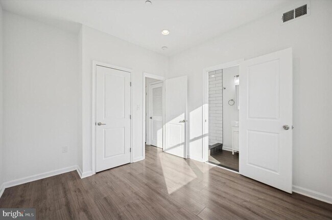 Building Photo - 4131 Cambridge St