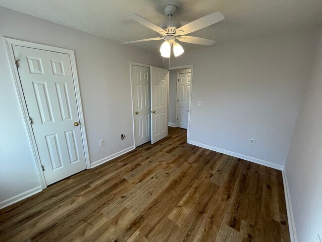 Building Photo - Updated 3/2 House in Silver Creek- $1,495