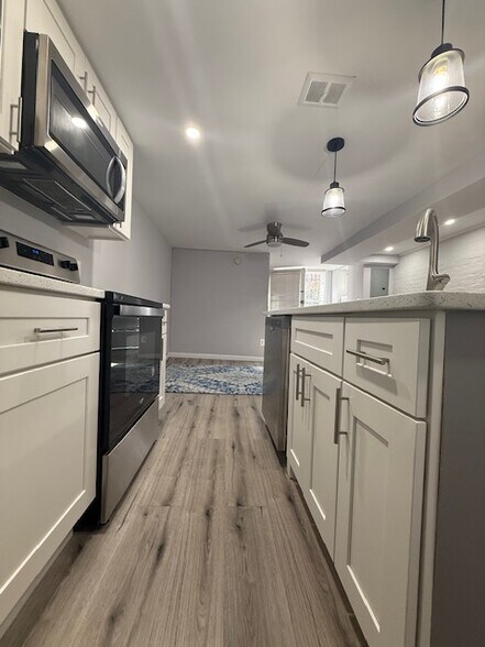 Building Photo - 219 9th St SE