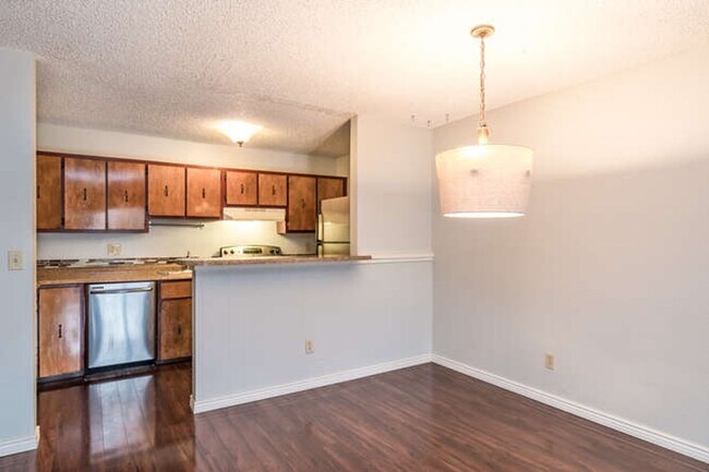 Building Photo - Charming  2 Bed 2 Bath Main Floor Condo Available June 12!