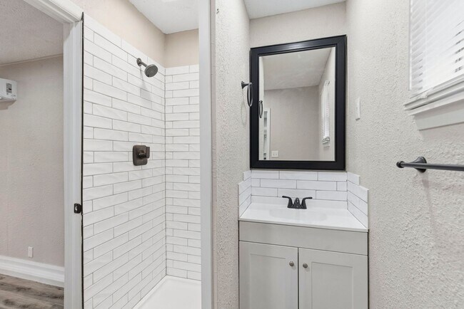 Building Photo - 4 Bedroom home 2 bath Available NOW!