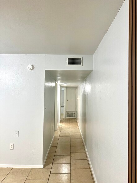 Building Photo - 2112 Tanglewood St
