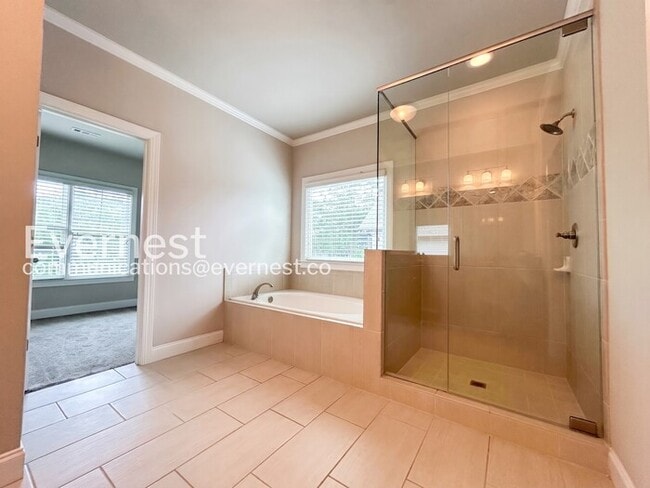Building Photo - Spacious 5 Bed, 3 Bath Home with Fenced Yard and Garage / Pet Friendly / Available Now!