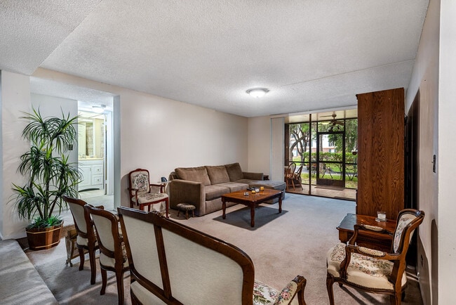 Building Photo - 3680 Inverrary Dr