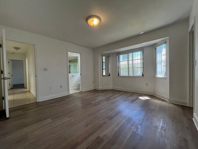 Building Photo - $1,875 ** ANNUAL ** Available 10/15/25 - Newly Renovated ** 3/2 Single Family Home with Oversized...