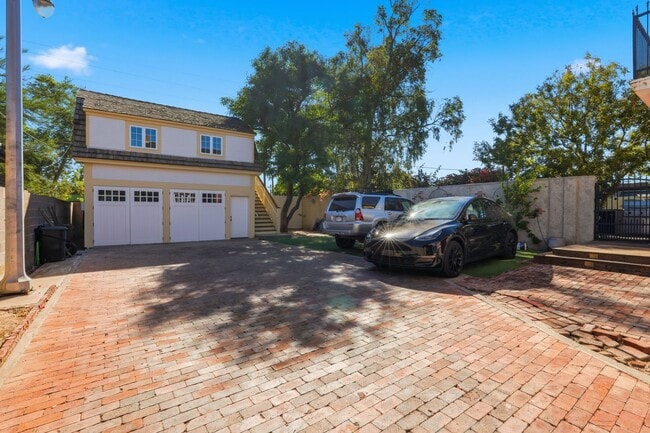 Building Photo - WONDERFUL HISTORIC 5 BED 3 BATH PROPERTY WITH CARRIAGE HOUSE