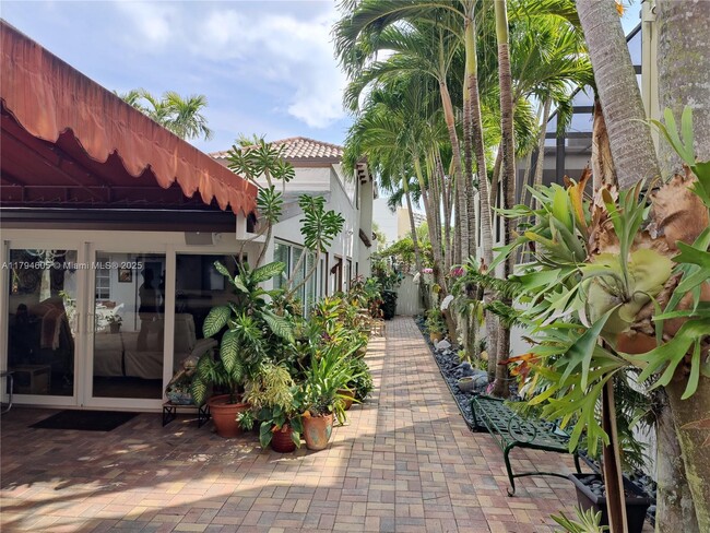 Building Photo - 1823 S Bayshore Ln