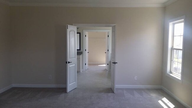 Building Photo - 5 bedroom 4 bath plus Bonus Room and Much More!!