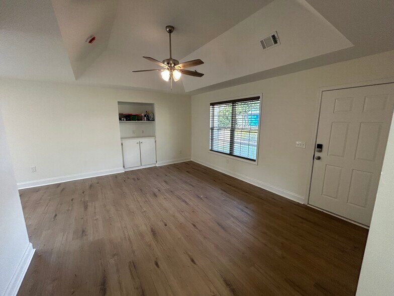 Building Photo - 151 Whispering Glen Cir