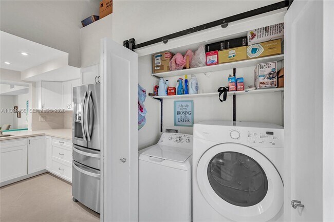 Building Photo - 7018 SW 53rd Ln