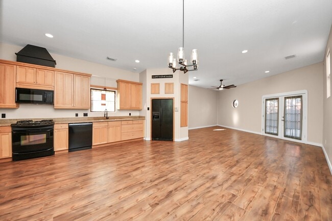 Building Photo - 832 W 27th St