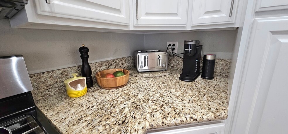 Kitchen - 1910 W Palmyra Ave