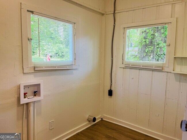 Building Photo - 410 Alford St