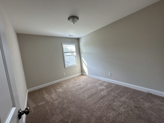 Building Photo - Beautiful 3 Bedroom, 2.5 Bath Home!