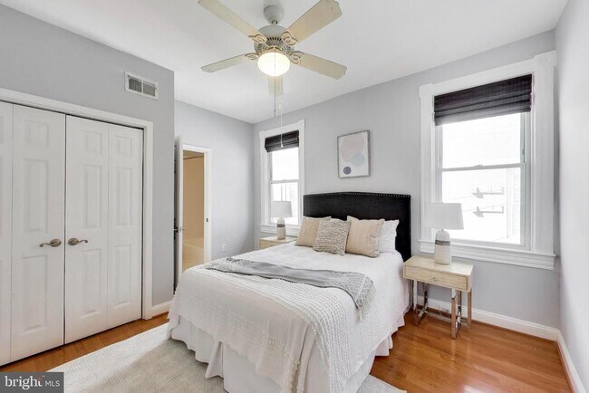 Building Photo - 1006 Otis Pl NW