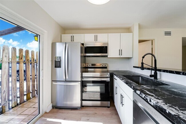 Building Photo - 9023 NE 4th Avenue Rd