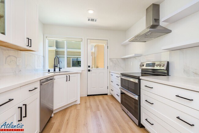 Building Photo - Gorgeous Townhouse | Remodeled | Desirable Location