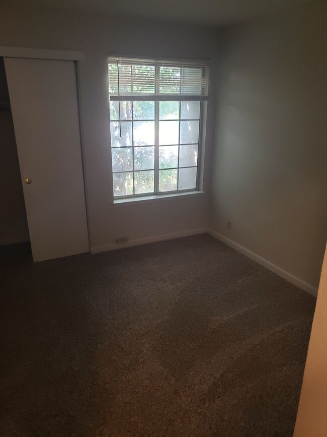 Building Photo - 3 Bedroom close to PV High School
