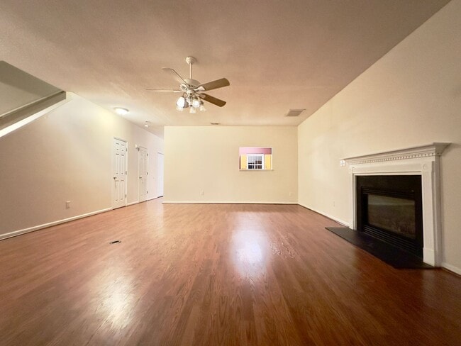 Building Photo - Charming Townhouse in Prime Morrisville Location!