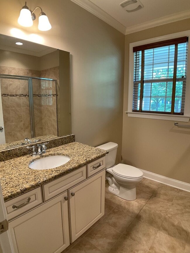Building Photo - Absolutely Gorgeous and Spacious in Renais...
