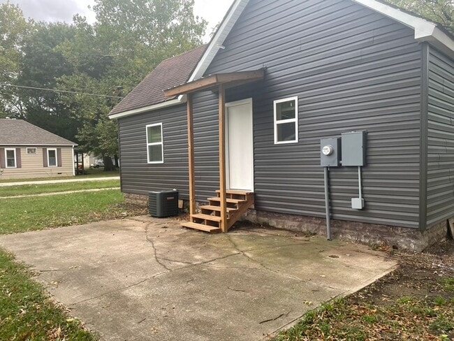 Building Photo - PRE-LEASING!! - AVAILABLE 7/10/26- Two Bedroom/ 1 Bathroom House