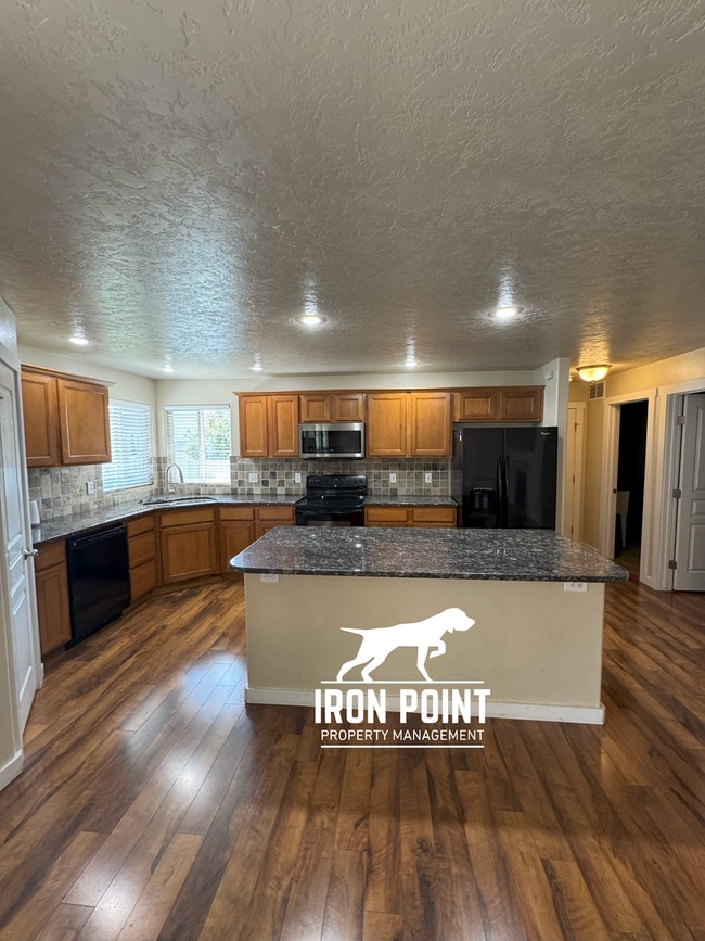 Building Photo - 5bed/3bath home w/community pool, fenced y...