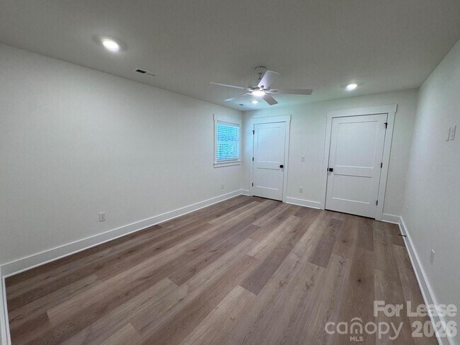 Building Photo - 549 Manhasset Rd