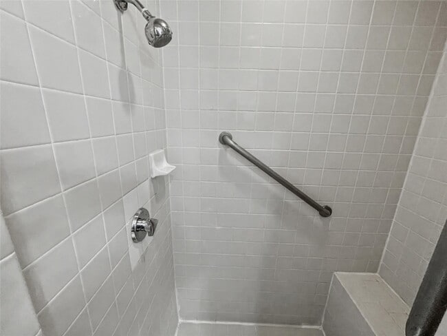 Building Photo - 611 Mariposa Dr