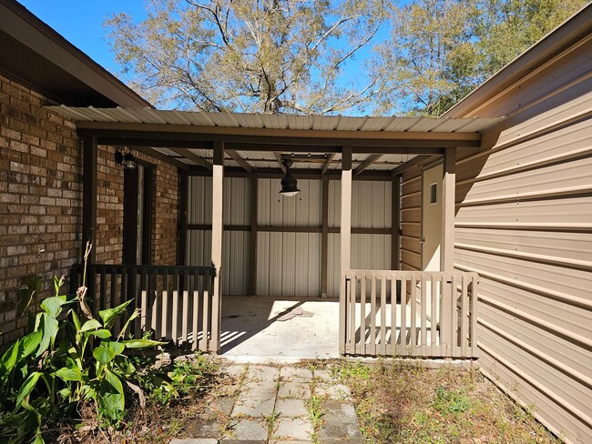 Building Photo - Newly Renovated Home on 1.35 Acres