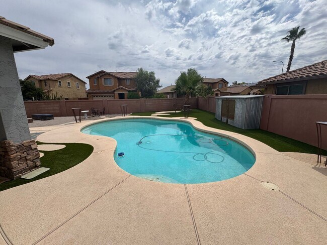 Building Photo - 4133 E Cherry Hills Dr