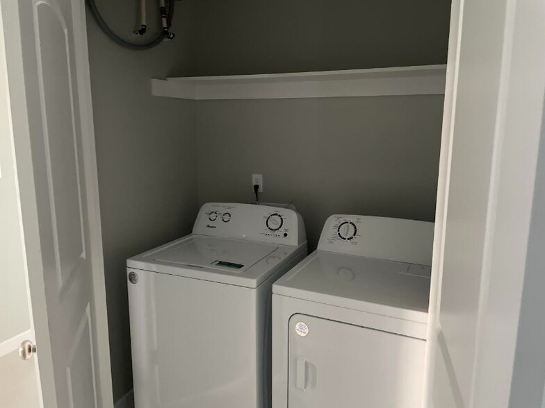 Building Photo - 2507 N Vineyard Ave