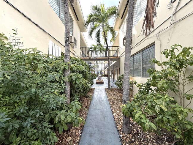Building Photo - 6885 Byron Ave