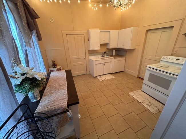 Building Photo - Lovely Historical Home