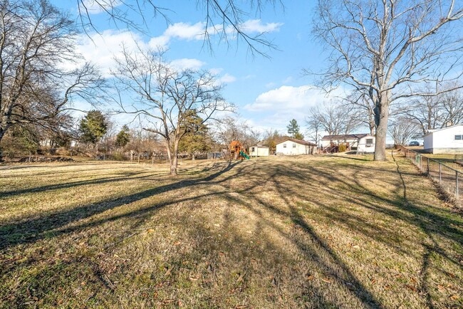Building Photo - 233 Old Hopkinsville Hwy