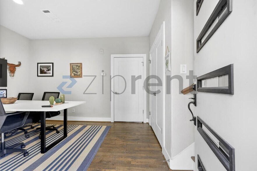 Building Photo - Unit 3