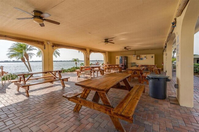 Building Photo - 4550 Cove Cir