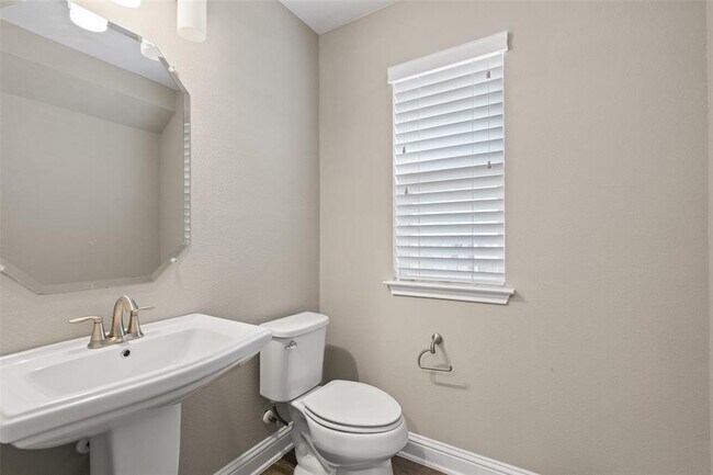 Building Photo - 5004 Mandevilla Dr