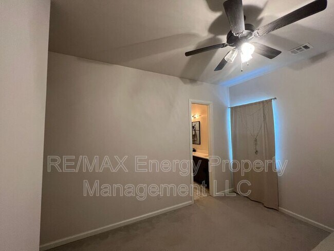 Building Photo - 440 St Claire Dr