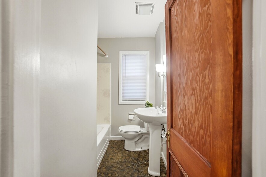 Building Photo - 2695 Bellwood Ave