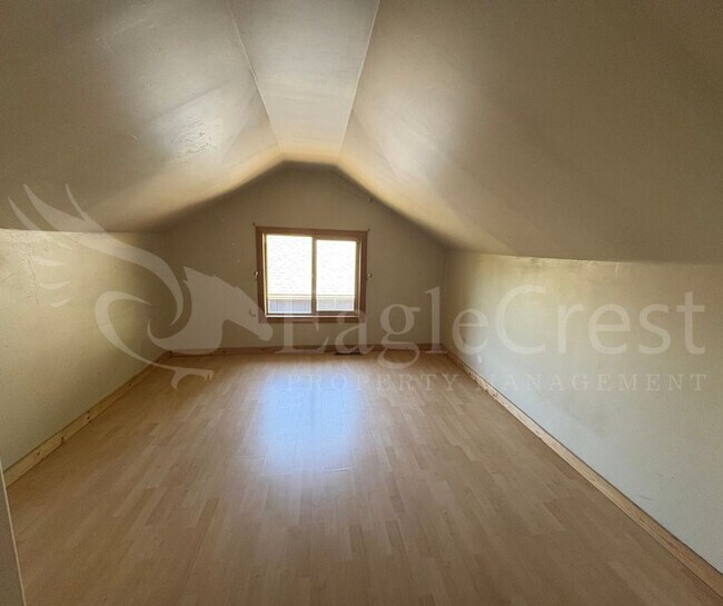 Building Photo - Large 8-Bedroom Home Across from Whitman College – Lawn Care Included