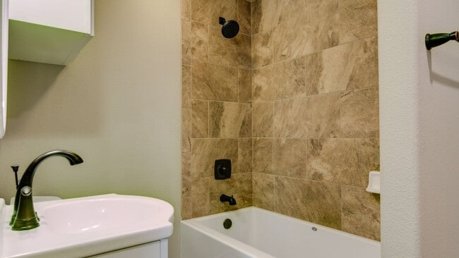 Building Photo - Townhouse for lease!