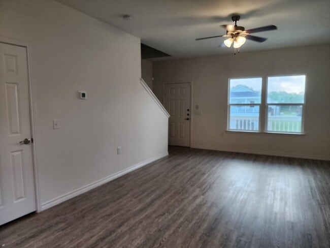 Building Photo - 4-Bed 2 Bath 2 Car Garage-Available July f...