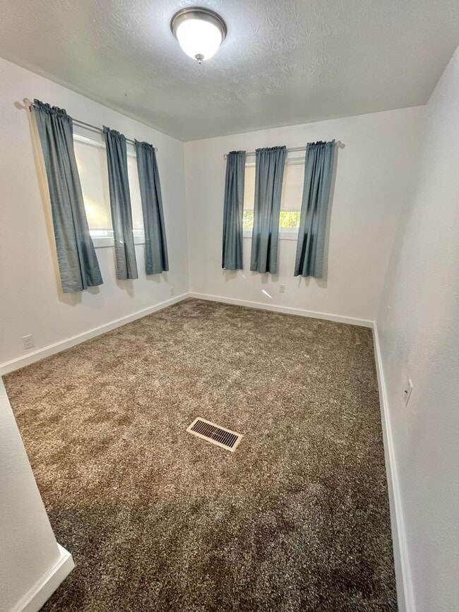 Building Photo - Spacious Fully Remodeled Ground Floor Duplex!