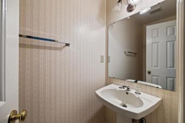Building Photo - 3203 Gateway Cir