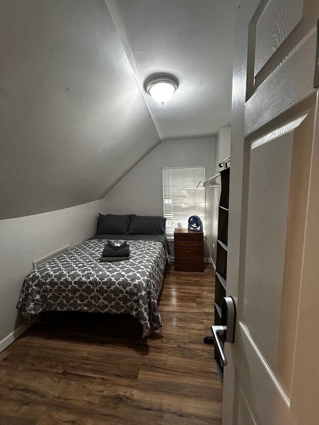 Building Photo - 1143-1145-1145 S Plymouth Ave